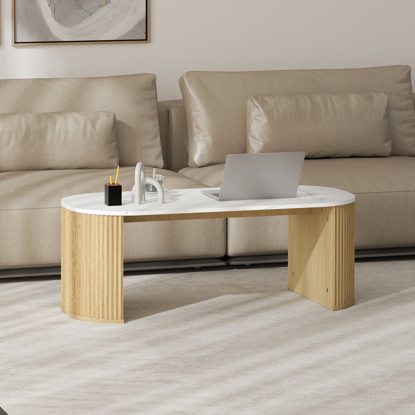 Table de salon moderne effet marbre avec coins arrondis et pieds épais, bois naturel
