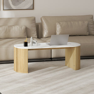 Table de salon moderne effet marbre avec coins arrondis et pieds épais, bois naturel