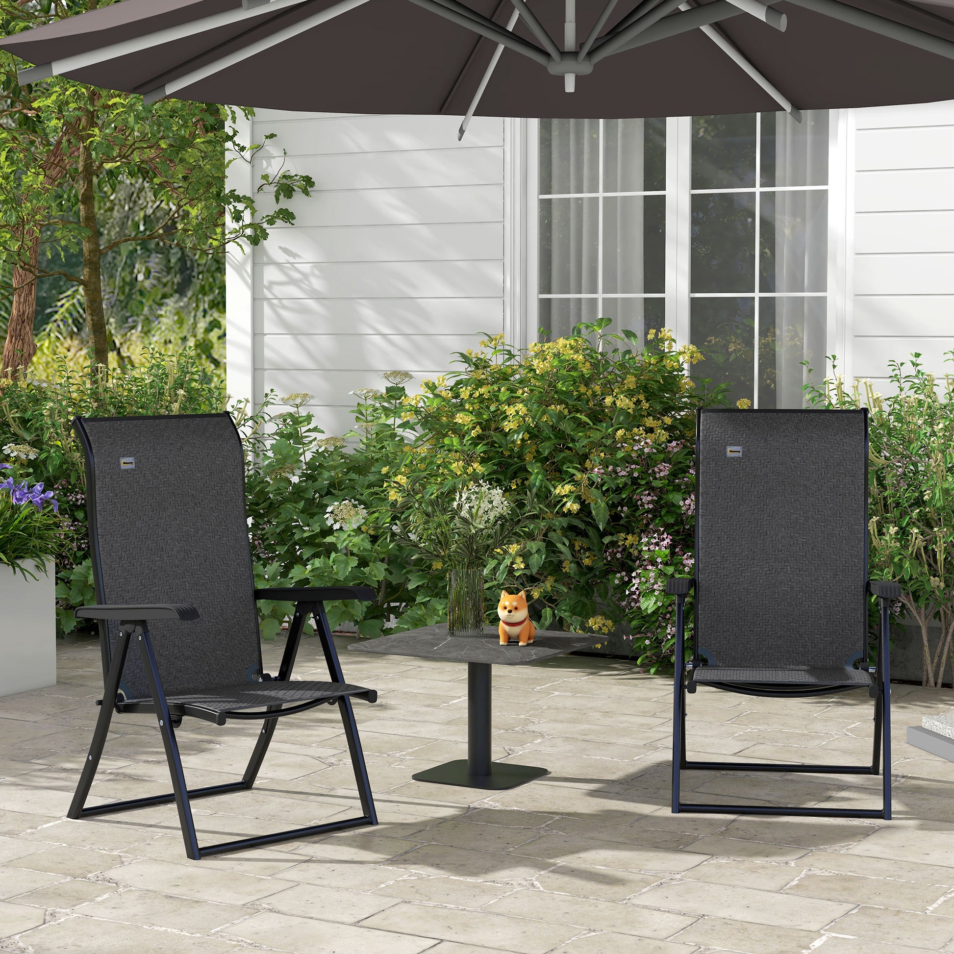 Deux chaises d'extérieur pliantes en osier gris avec dossier inclinable, idéales pour terrasse et jardin