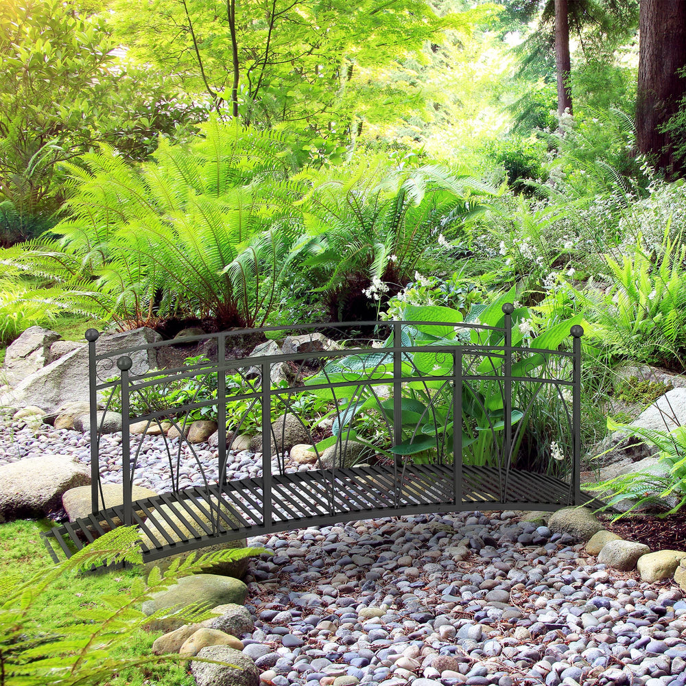 Passerelle de jardin en métal avec garde-corps et volutes décoratives, noire