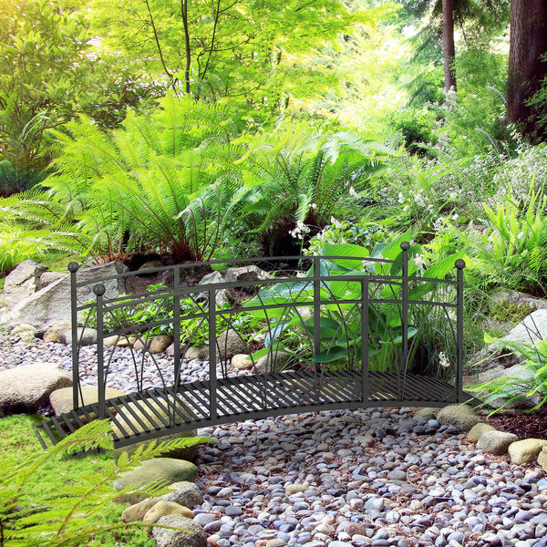 Passerelle de jardin en métal avec garde-corps et volutes décoratives, noire