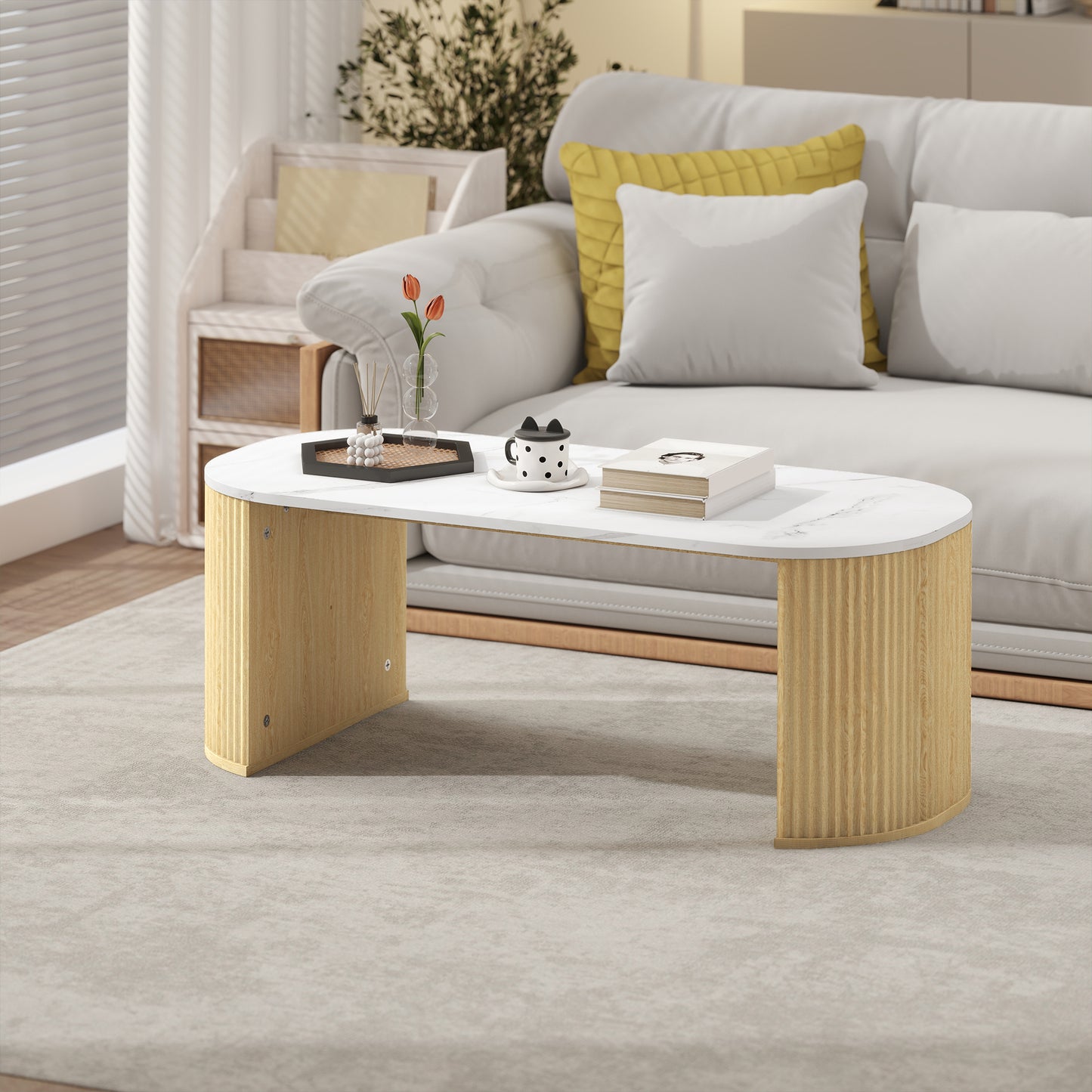 Table de salon moderne effet marbre avec coins arrondis et pieds épais, bois naturel