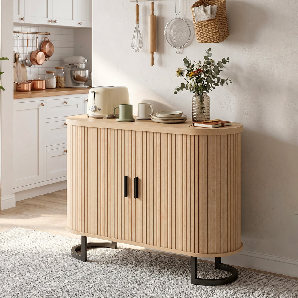Buffet avec portes cintrées à tambour, plateau épais et pieds en métal arqués, finition bois naturel.