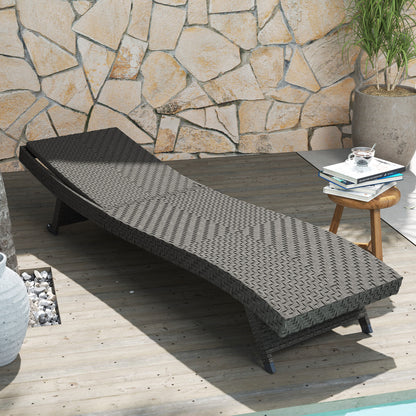 Chaise longue pliante d'extérieur Outsunny en rotin avec dossier réglable sur 5 niveaux et roulettes pour jardin et terrasse, gris mélangé