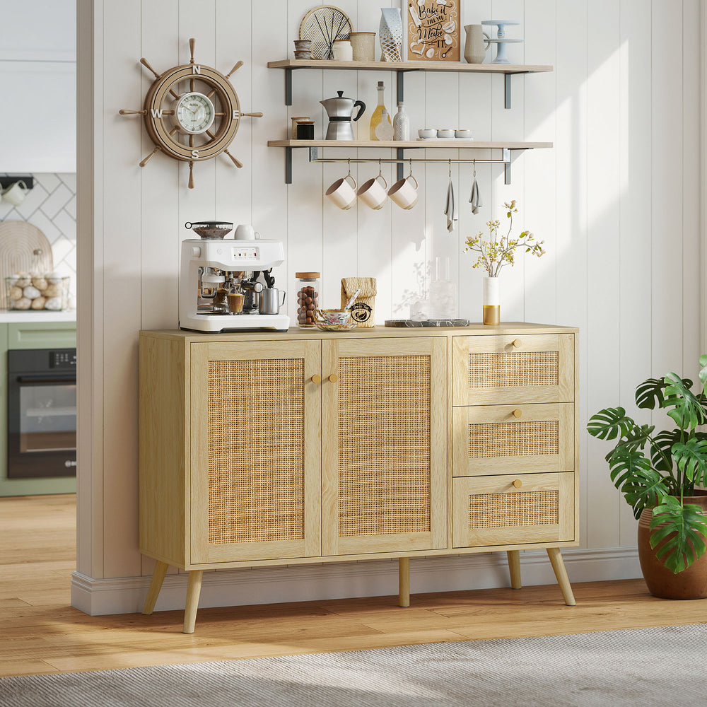 Buffet en rotin avec portes à fermeture douce avec tiroirs, étagère réglable et pieds en bois, couleur naturelle