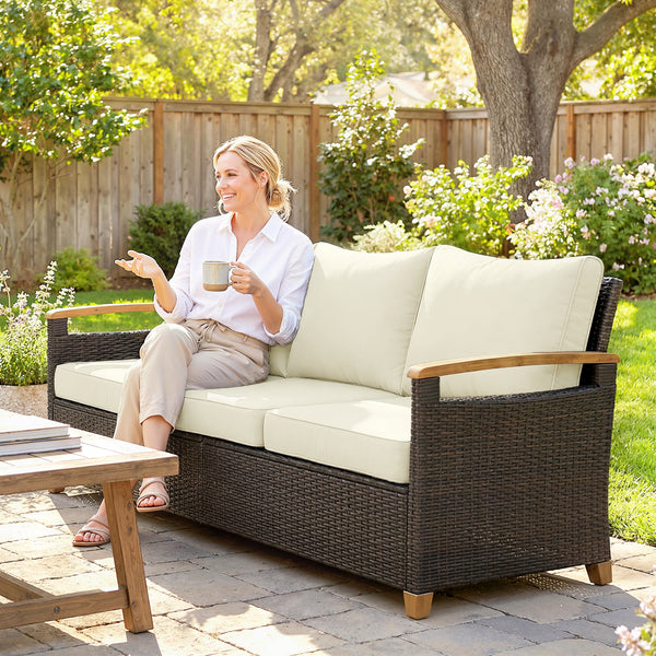 Canapé d'extérieur 3 places en résine tressée, assise large, coussins de 10 cm, accoudoirs imitation bois, blanc crème