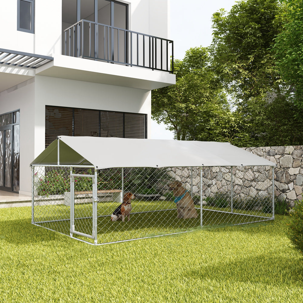 Enclos extérieur avec bâche imperméable et résistante aux UV