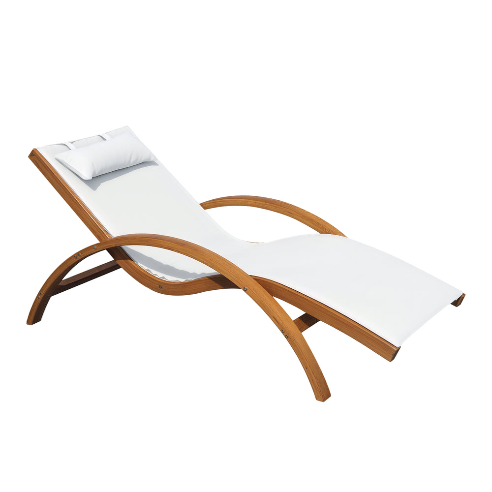 Chaise longue d'extérieur en bois, inclinable, avec appui-tête et assise en maille, couleur crème.
