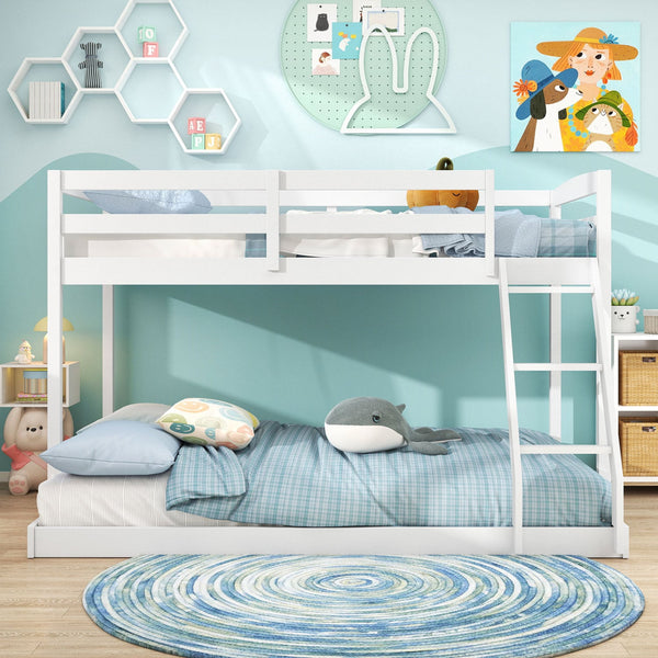 Lit superposé en bois massif simple sur double avec échelle inclinée et barrières de sécurité
