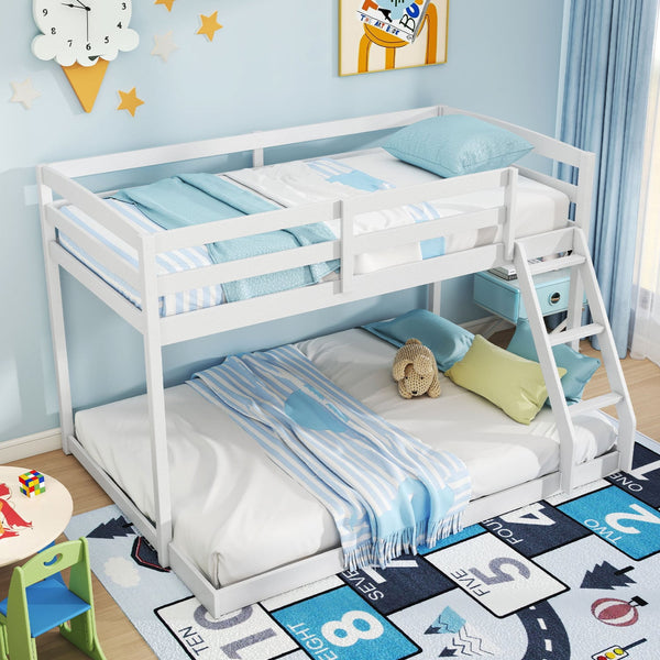 Lit superposé en bois massif simple sur double avec échelle inclinée et barrières de sécurité