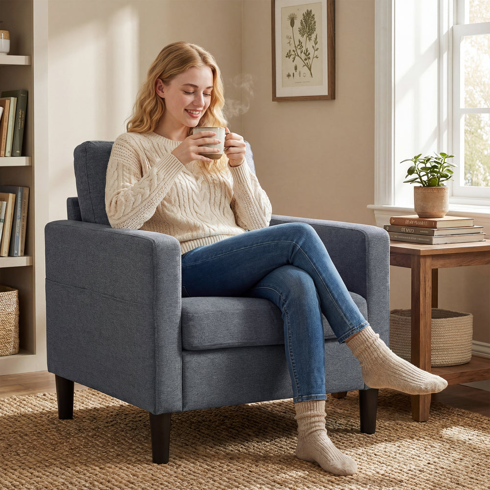 Fauteuil moderne rembourré avec assise et accoudoirs épais et rembourrés, gris foncé