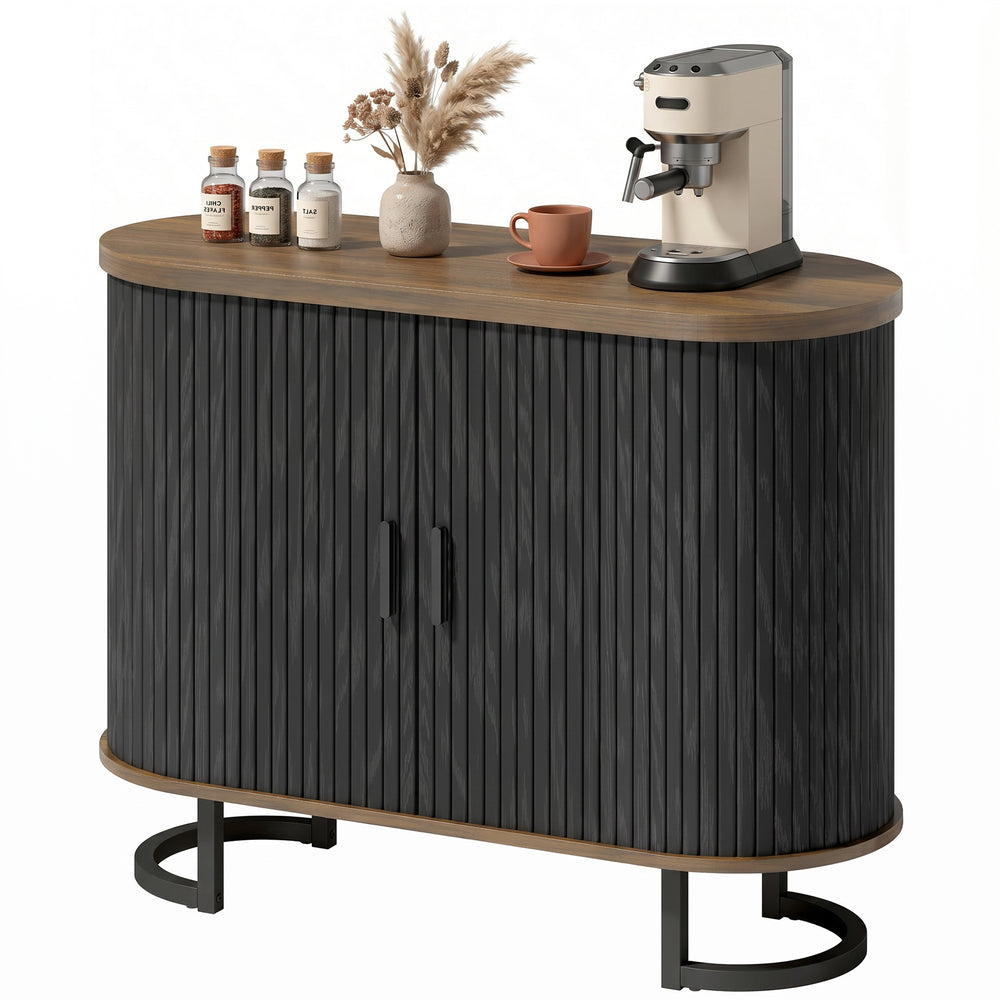 Buffet avec portes tambour cintrées, plateau épais et pieds en métal arqués, marron et noir.