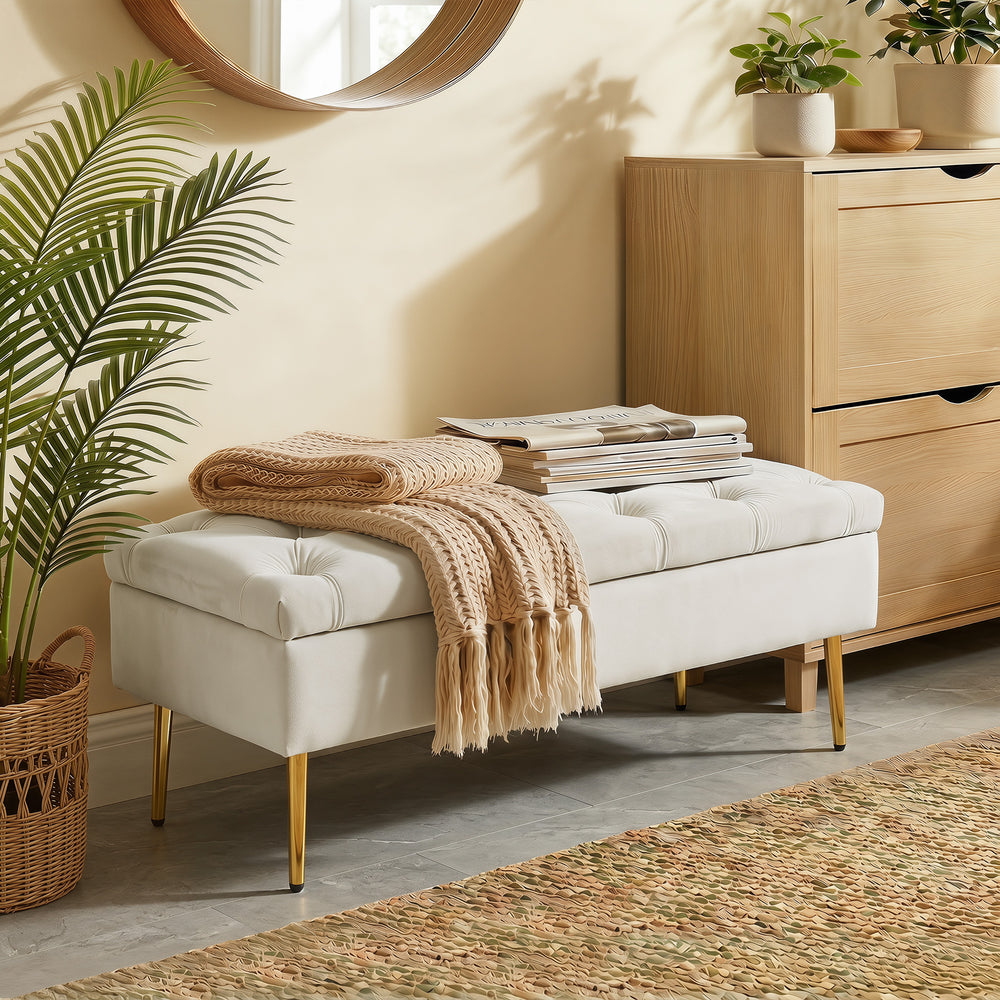 Banc de chambre capitonné avec pieds en métal doré et rembourrage épais, beige