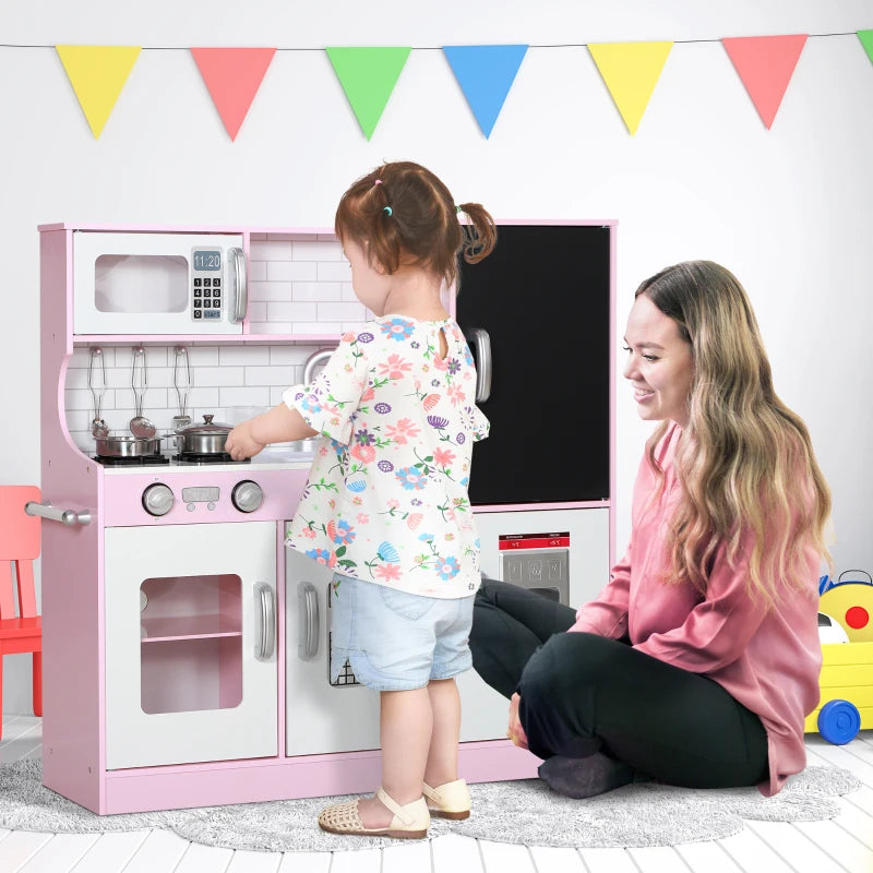 Cuisine enfant avec tableau noir, machine à glaçons, téléphone, évier et micro-ondes, rose