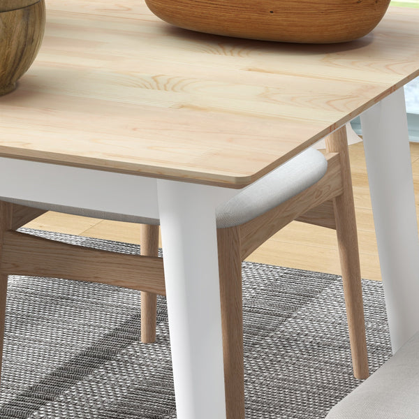 Table de salle à manger de style campagnard, avec structure en pin, couleur naturelle.