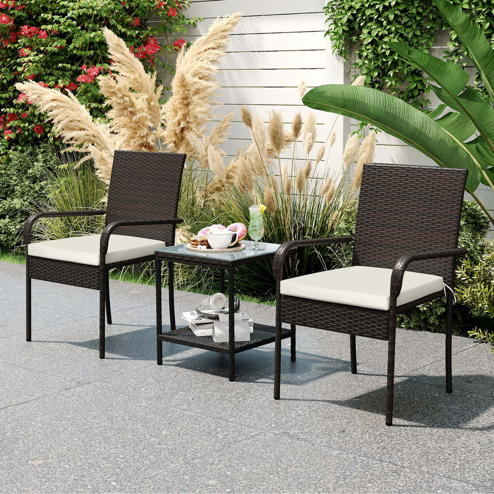 Ensemble de meubles de jardin 3 pièces en osier marron avec chaises empilables, coussins lavables et plateau en verre trempé
