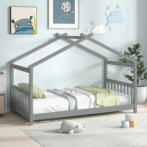 Lit simple pour enfant de type cabane en bois avec toit