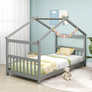 Lit simple pour enfant de type cabane en bois avec toit