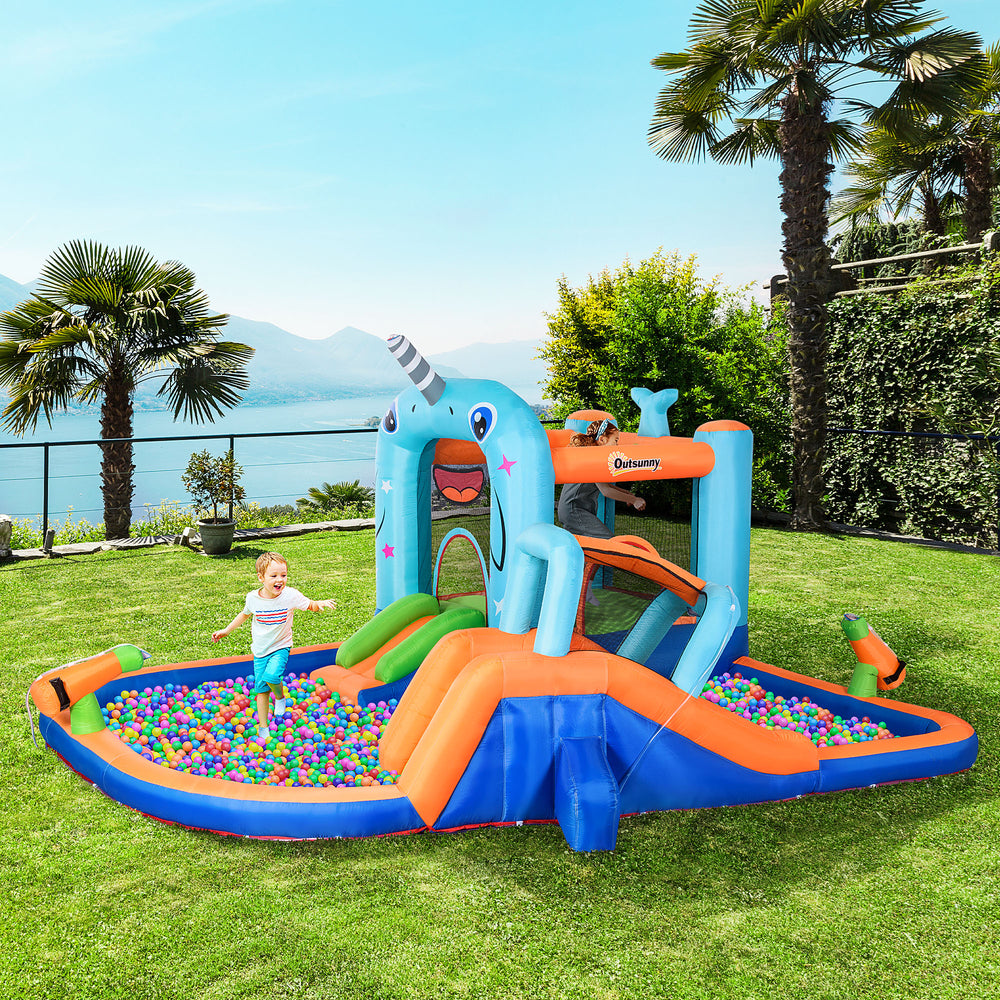 Toboggan aquatique gonflable 5 en 1 pour enfants style narval, avec toboggan, trampoline, piscine, pistolet à eau, mur d'escalade, sac de transport, souffleur d'air 450 W