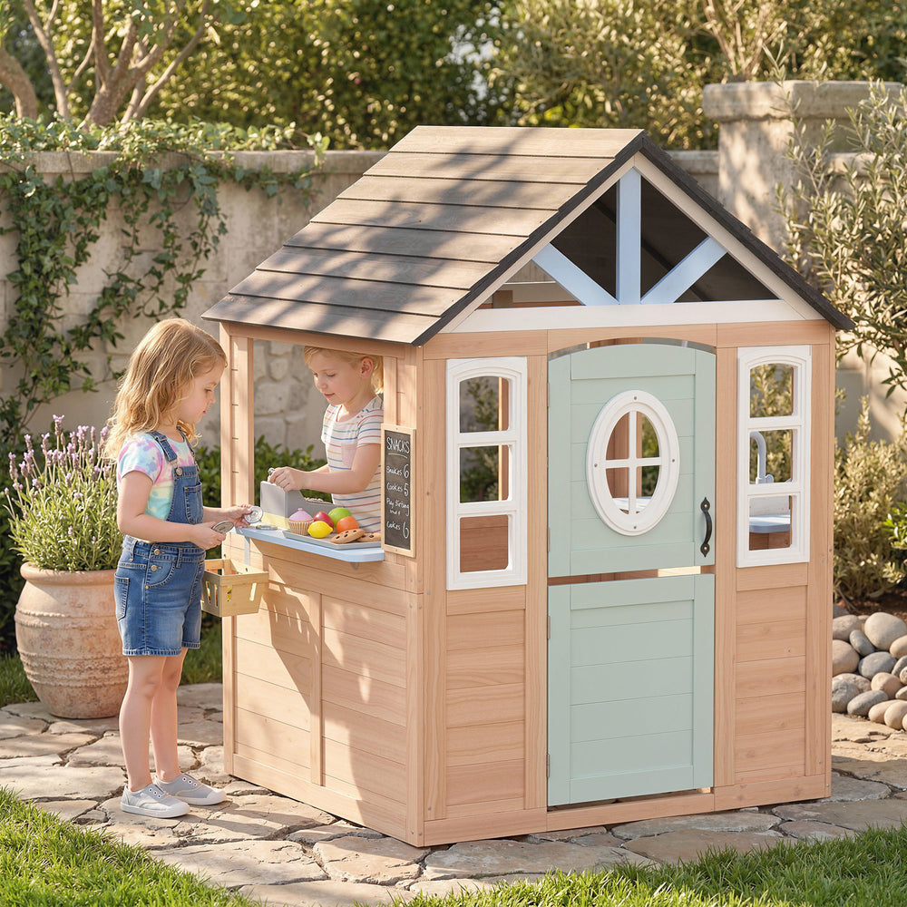 Maisonnette d'extérieur en bois avec chatière, cuisine de jeu, demi-porte et fenêtres pour une utilisation intérieure et extérieure.