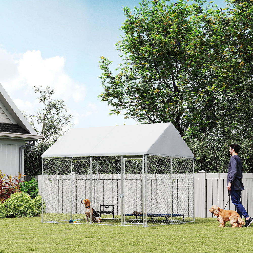 Enclos extérieur robuste en acier galvanisé avec toit étanche