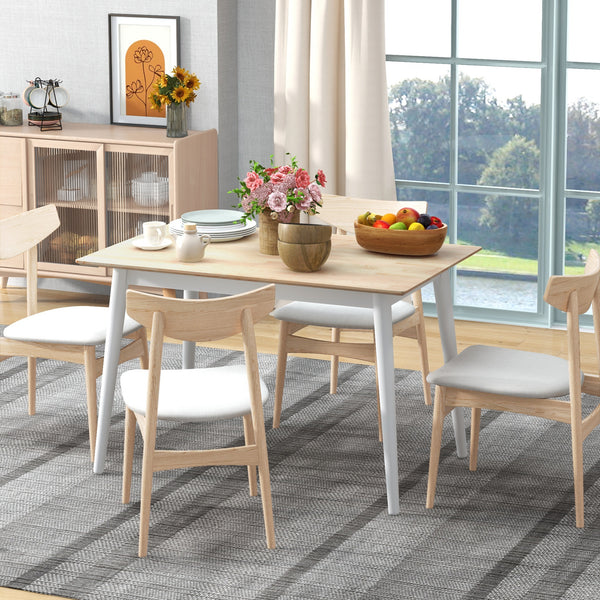 Table de salle à manger de style campagnard, avec structure en pin, couleur naturelle.