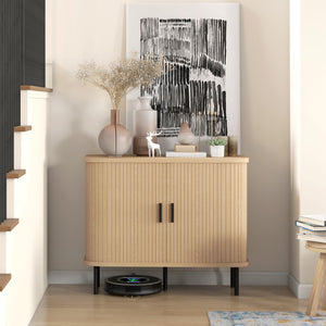 Buffet nordique avec portes tambour à lattes et pieds en métal, chêne